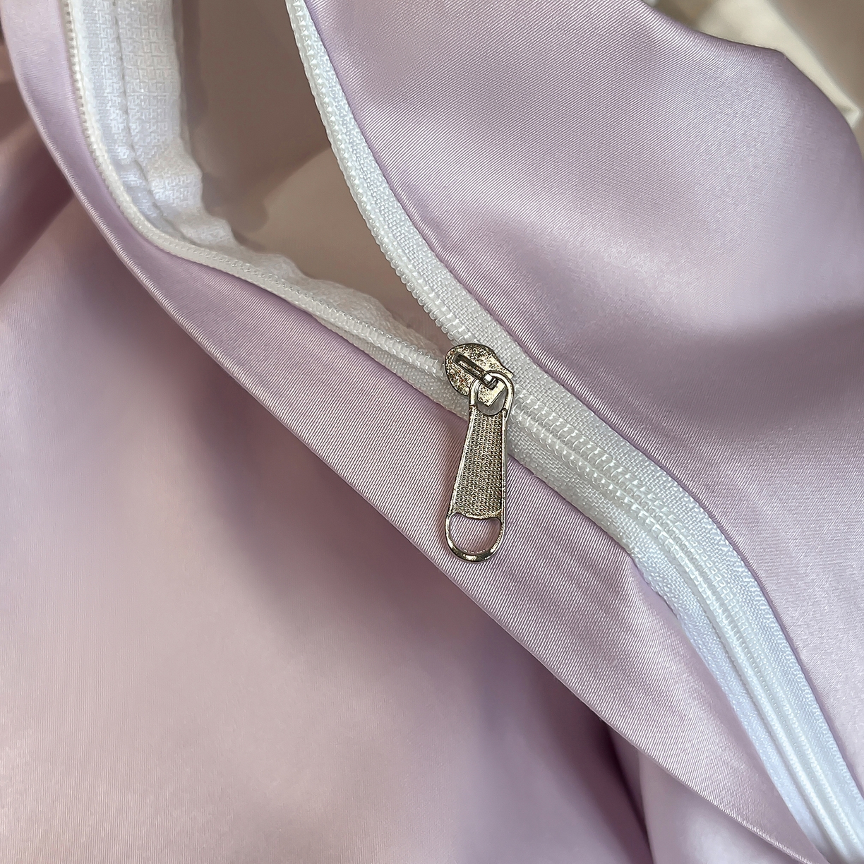 91家纺网 家纺一手货源 找家纺 置顶家纺 2026新款春夏亲肤刺绣艾媞系列四件套 艾媞-白+香芋紫