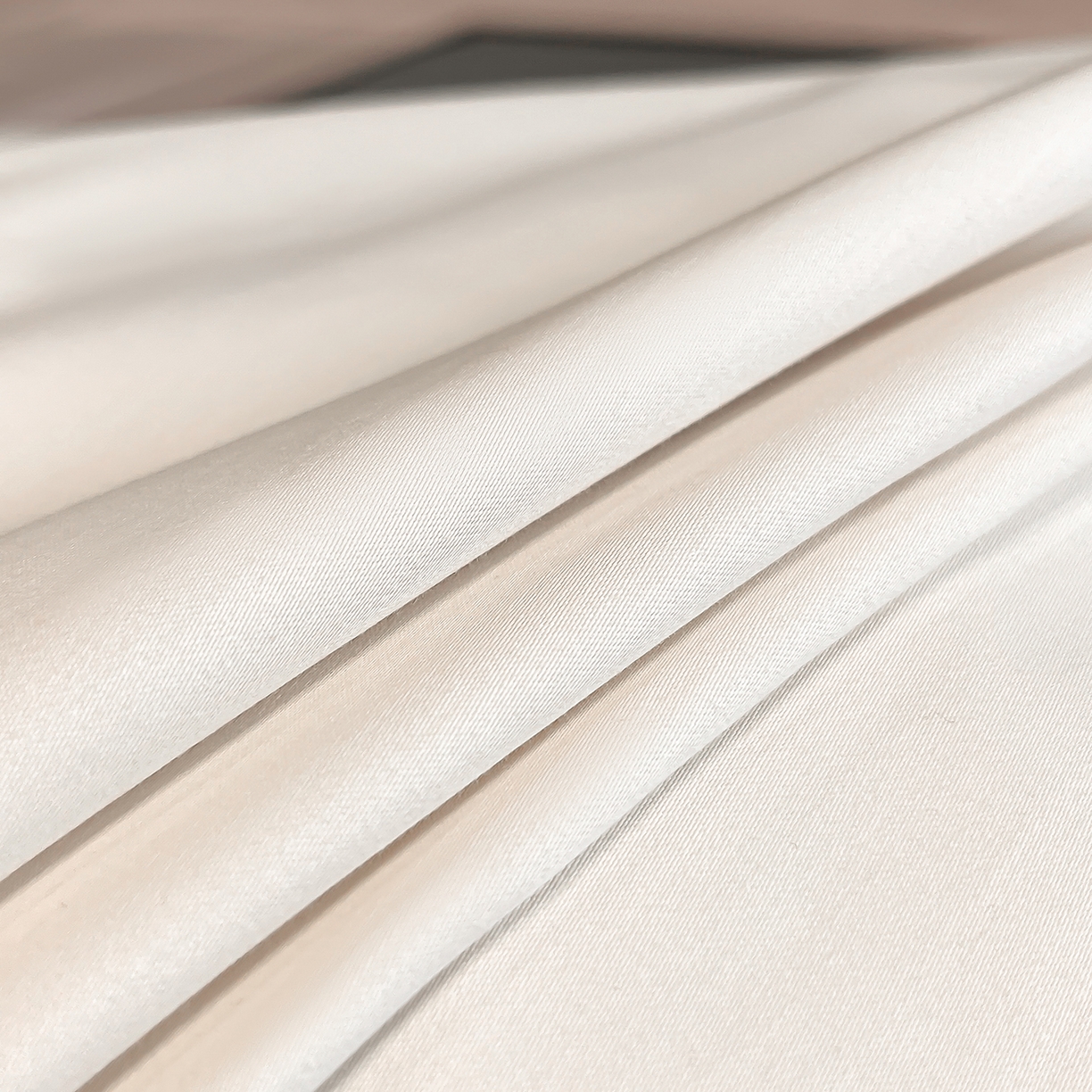 91家纺网 家纺一手货源 找家纺 置顶家纺 2026新款春夏亲肤刺绣艾媞系列四件套 艾媞-白+香芋紫