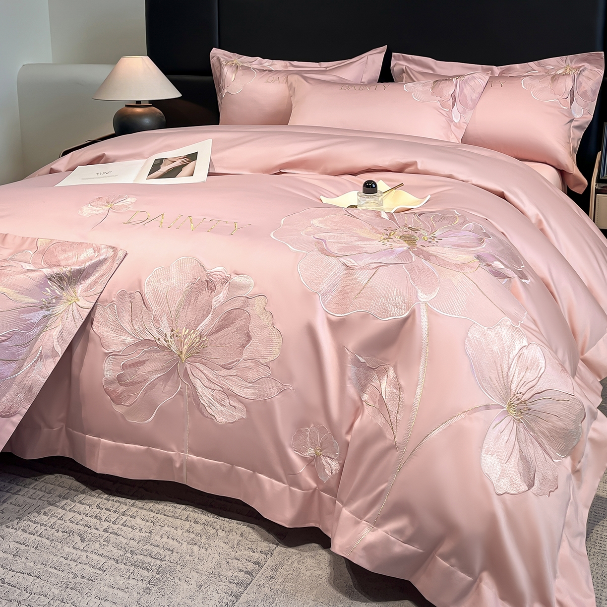 91家纺网 家纺一手货源 找家纺 置顶家纺 2026新款春夏亲肤刺绣艾媞系列四件套 艾媞-豆沙