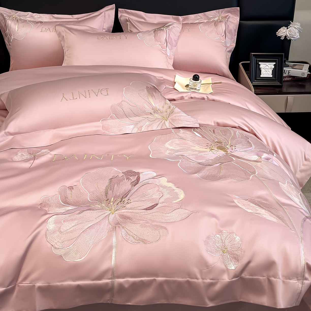 91家纺网 家纺一手货源 找家纺 置顶家纺 2026新款春夏亲肤刺绣艾媞系列四件套 艾媞-豆沙