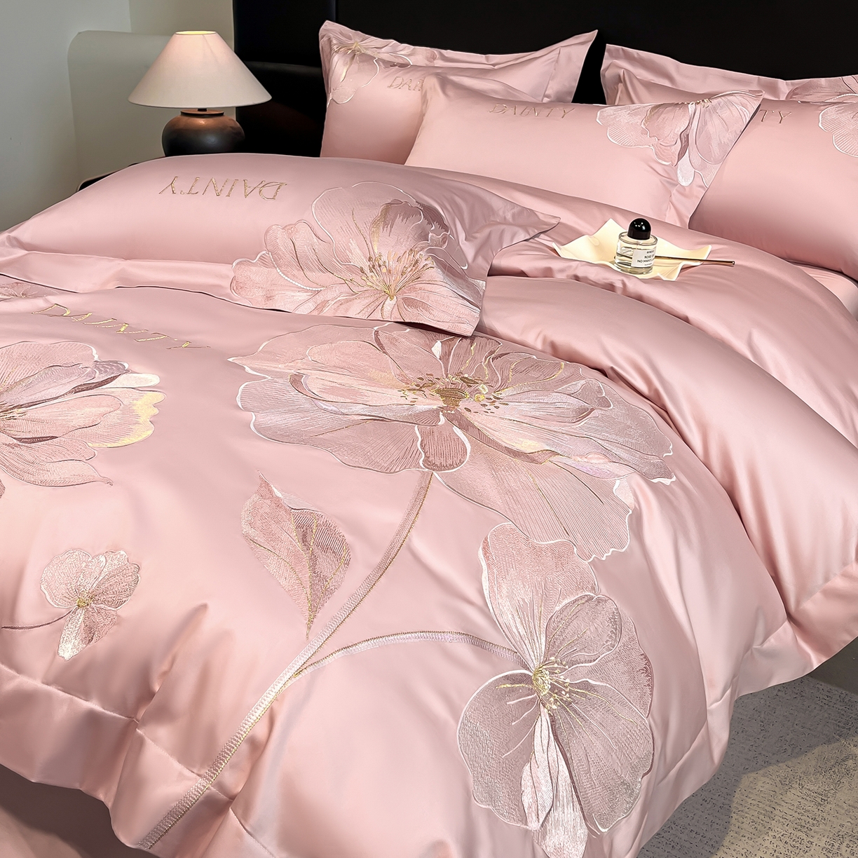 91家纺网 家纺一手货源 找家纺 置顶家纺 2026新款春夏亲肤刺绣艾媞系列四件套 艾媞-豆沙