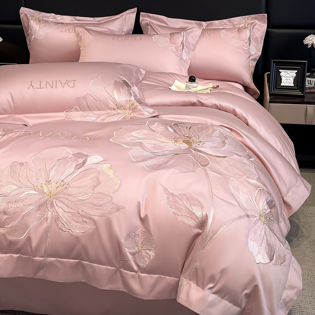 91家纺网 家纺一手货源 找家纺 置顶家纺 2026新款春夏亲肤刺绣艾媞系列四件套 艾媞-豆沙