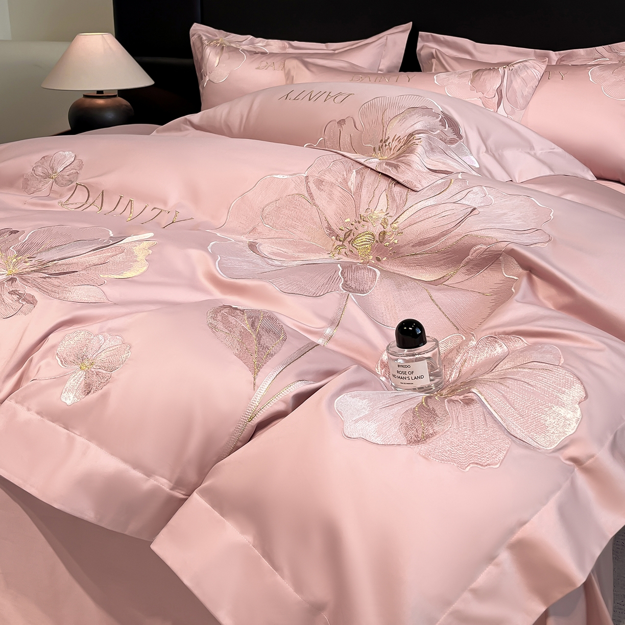 91家纺网 家纺一手货源 找家纺 置顶家纺 2026新款春夏亲肤刺绣艾媞系列四件套 艾媞-豆沙