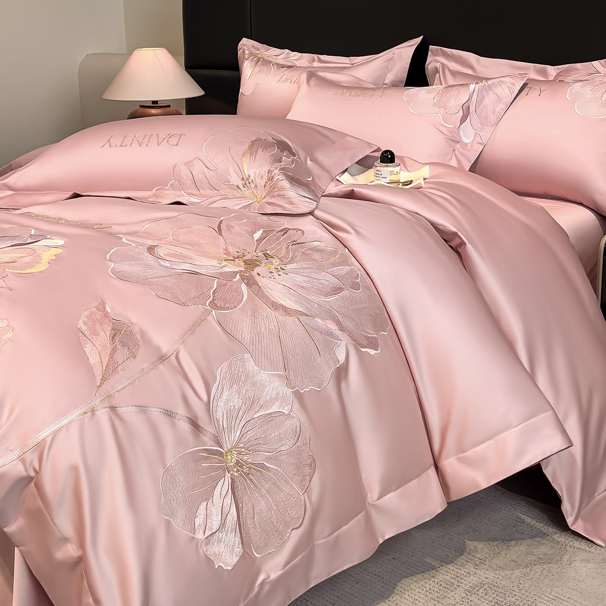 91家纺网 家纺一手货源 找家纺 置顶家纺 2026新款春夏亲肤刺绣艾媞系列四件套 艾媞-豆沙