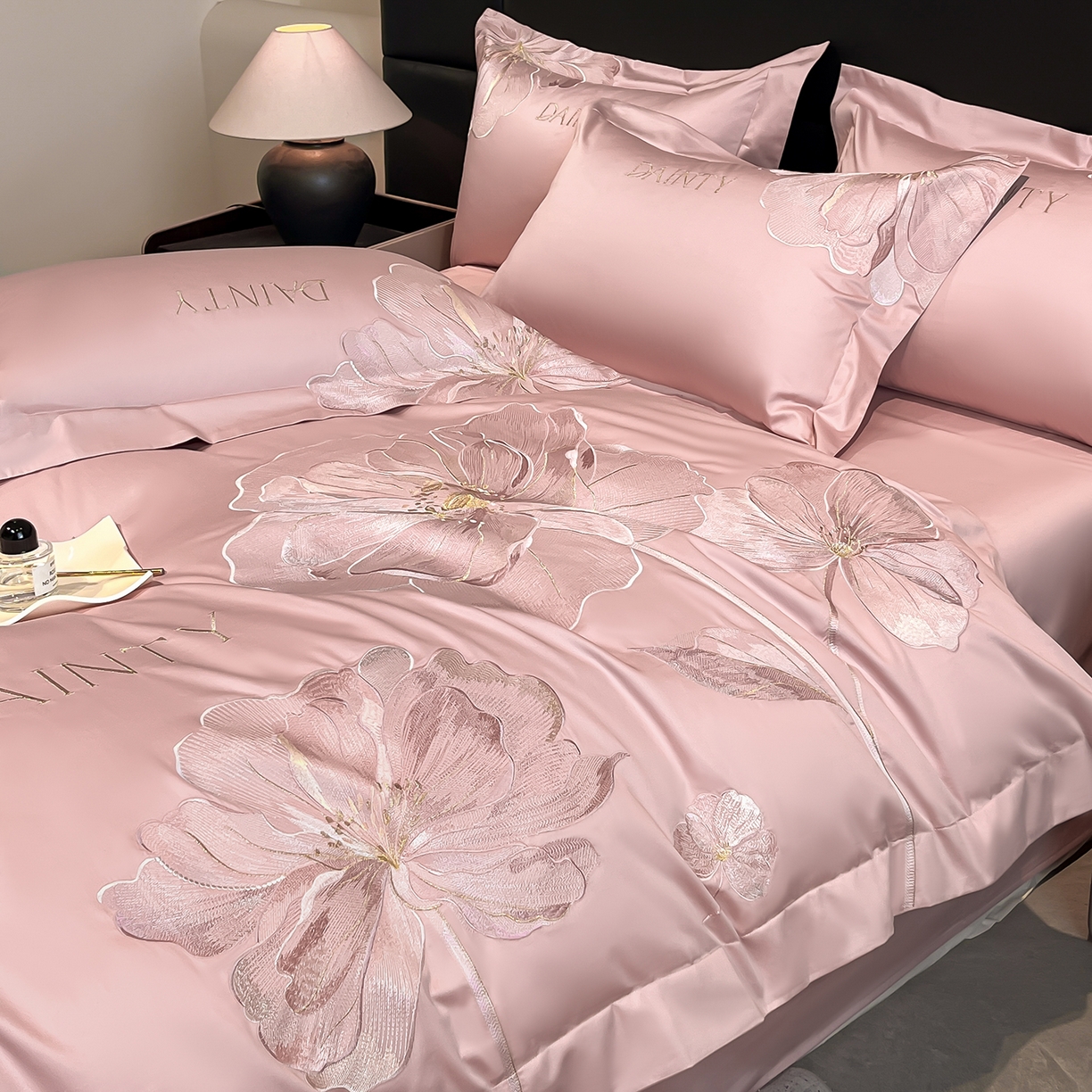 91家纺网 家纺一手货源 找家纺 置顶家纺 2026新款春夏亲肤刺绣艾媞系列四件套 艾媞-豆沙