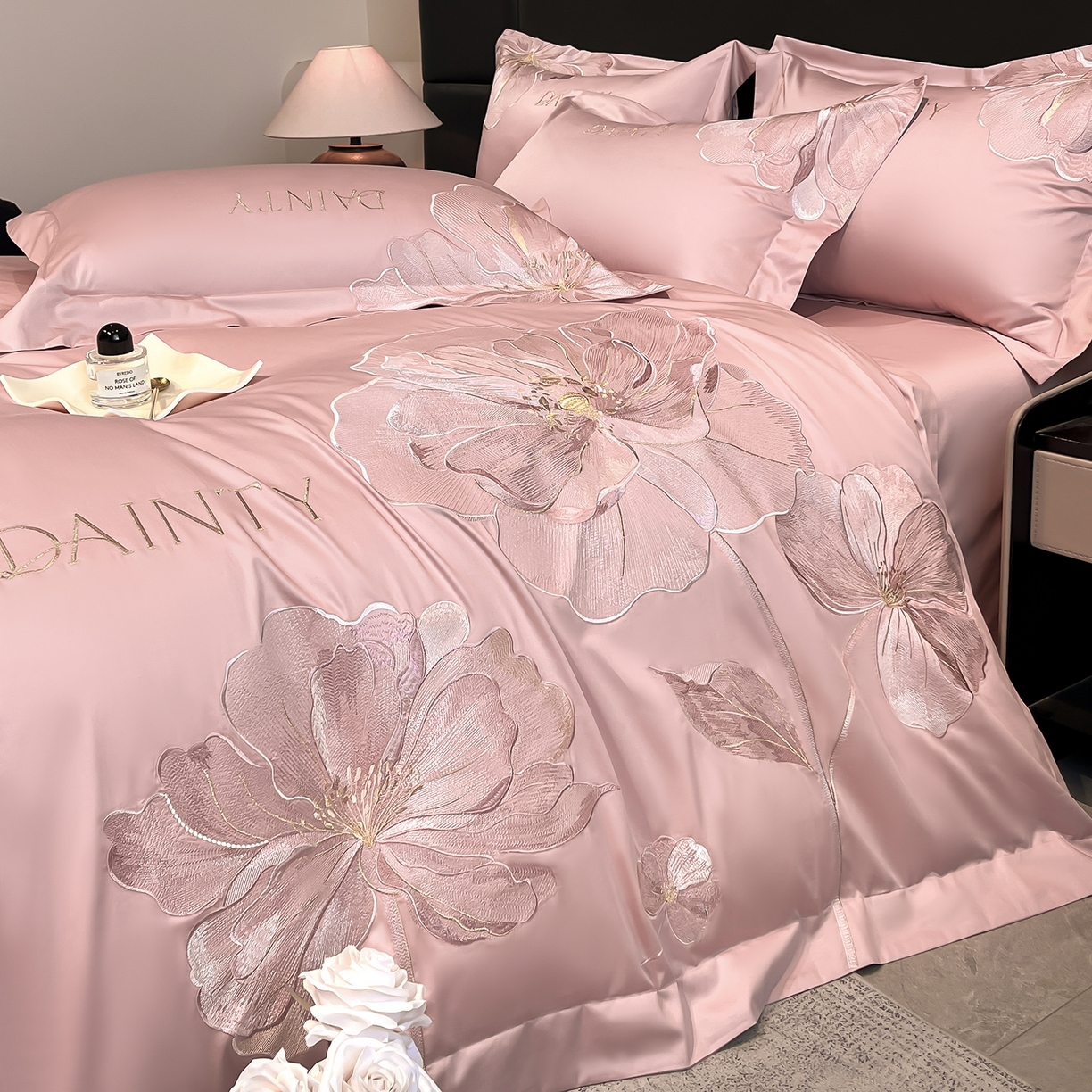 91家纺网 家纺一手货源 找家纺 置顶家纺 2026新款春夏亲肤刺绣艾媞系列四件套 艾媞-豆沙