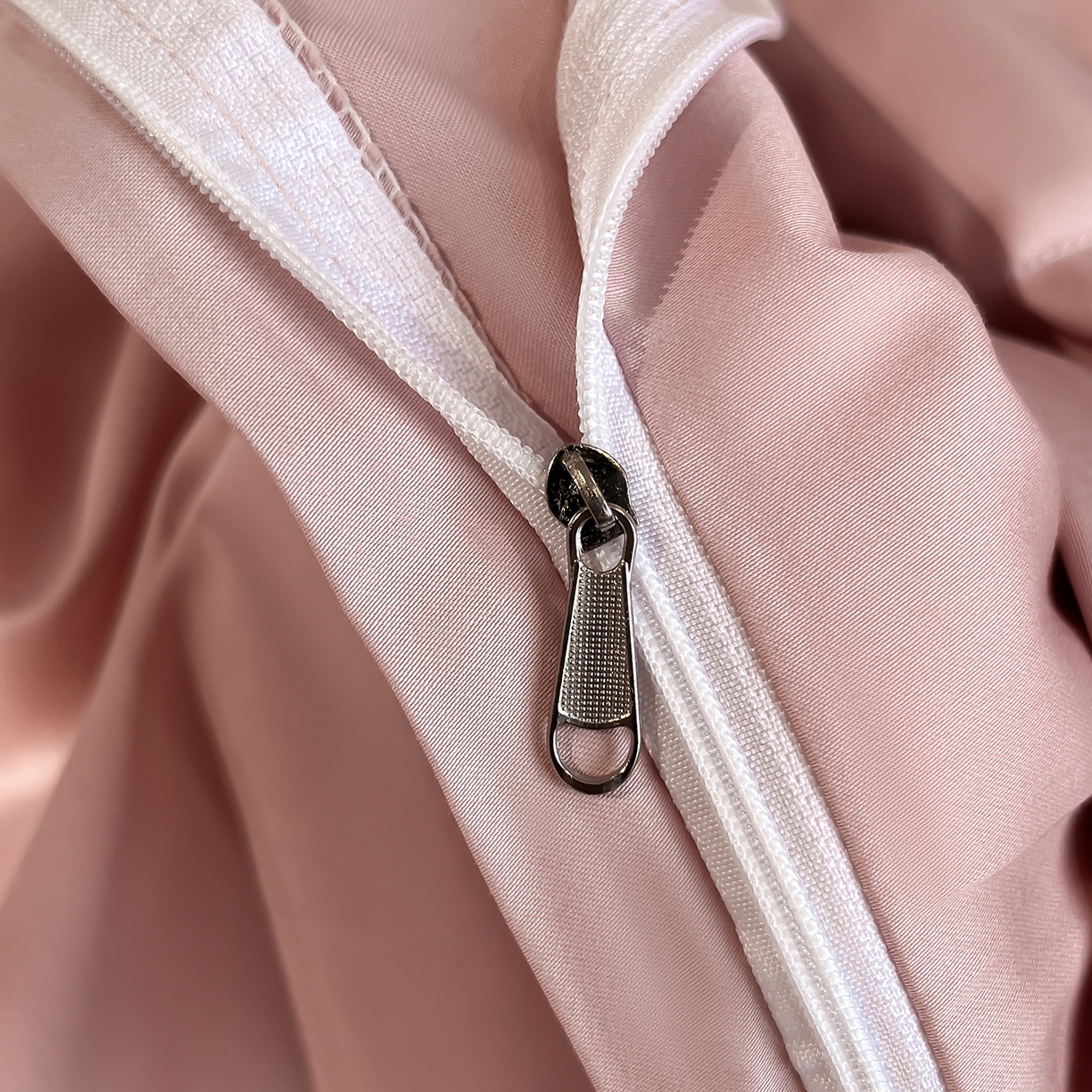 91家纺网 家纺一手货源 找家纺 置顶家纺 2026新款春夏亲肤刺绣艾媞系列四件套 艾媞-豆沙