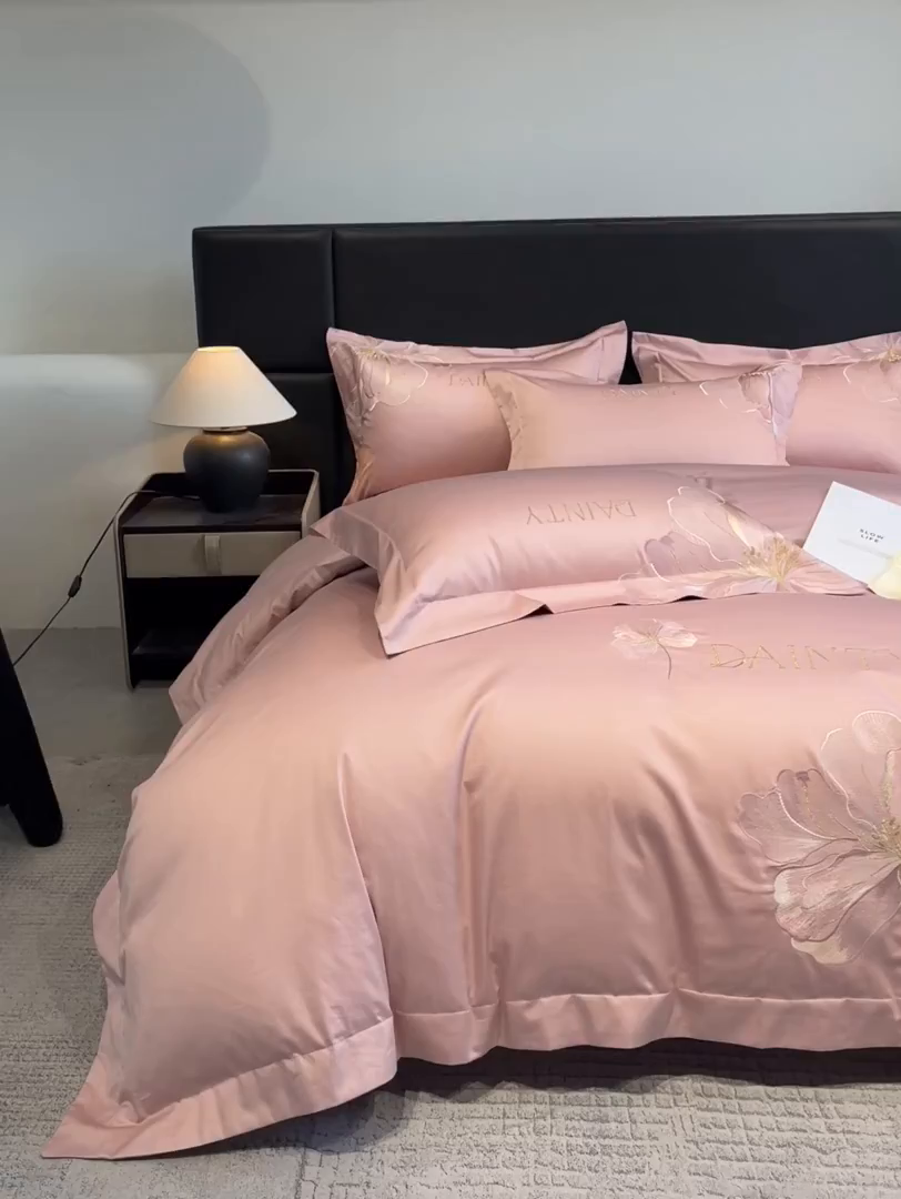 91家纺网 家纺一手货源 找家纺 置顶家纺 2026新款春夏亲肤刺绣艾媞系列四件套 艾媞-豆沙