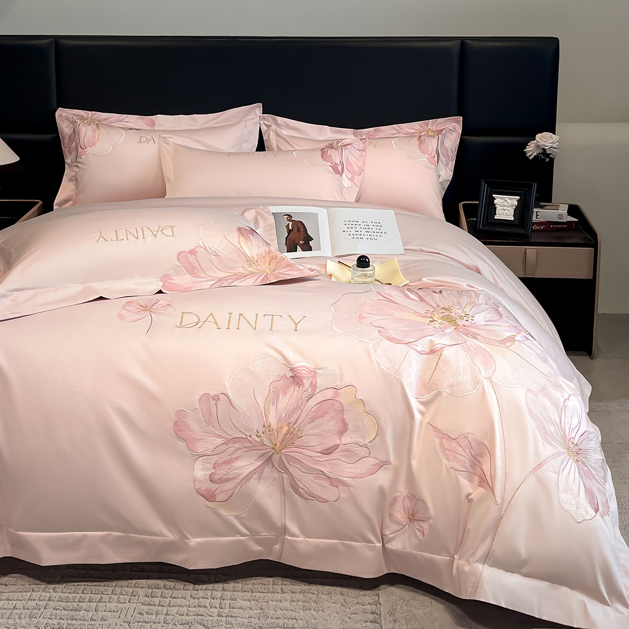 91家纺网 家纺一手货源 找家纺 置顶家纺 2026新款春夏亲肤刺绣艾媞系列四件套 艾媞-粉