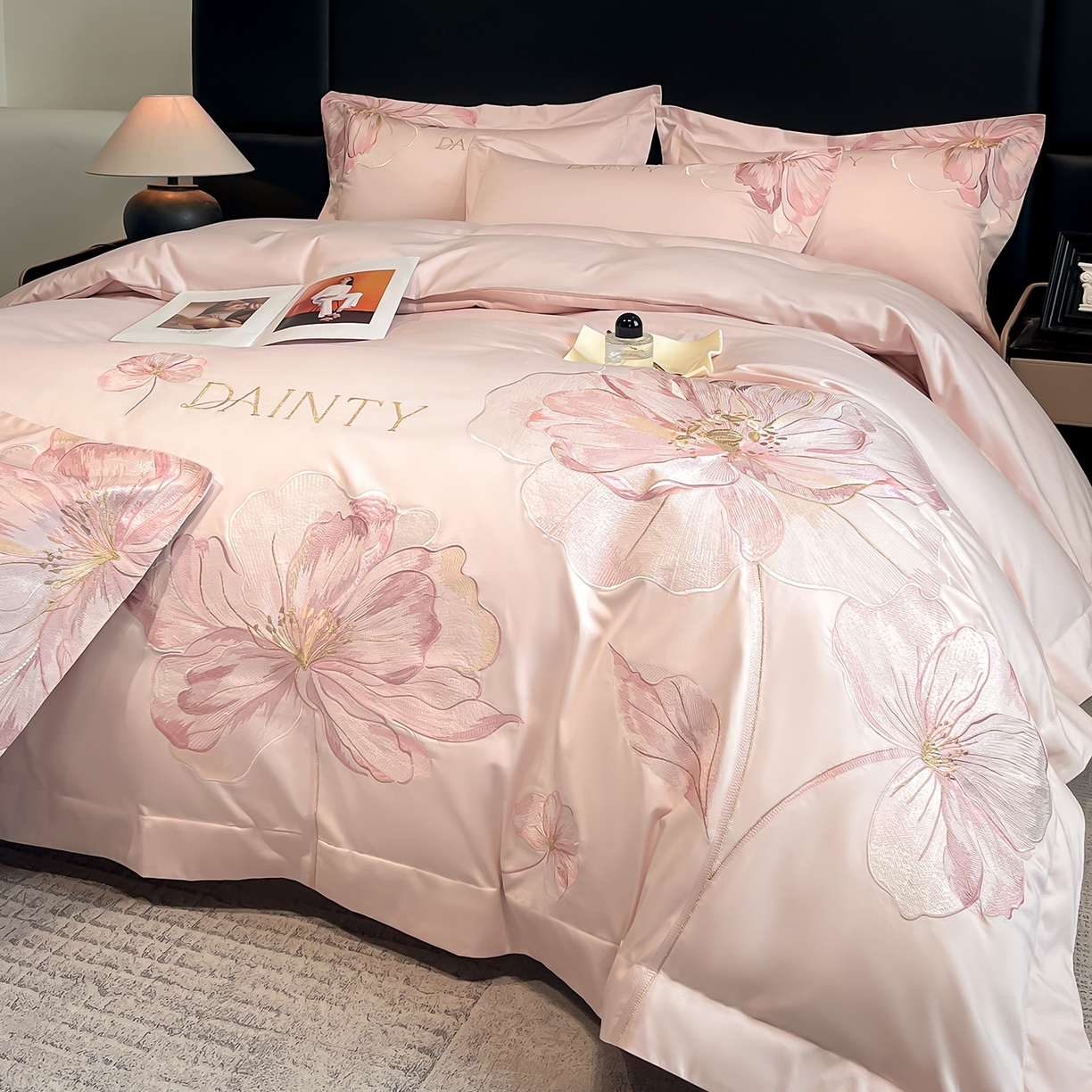 91家纺网 家纺一手货源 找家纺 置顶家纺 2026新款春夏亲肤刺绣艾媞系列四件套 艾媞-粉