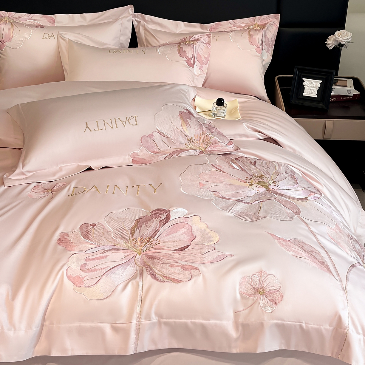 91家纺网 家纺一手货源 找家纺 置顶家纺 2026新款春夏亲肤刺绣艾媞系列四件套 艾媞-粉