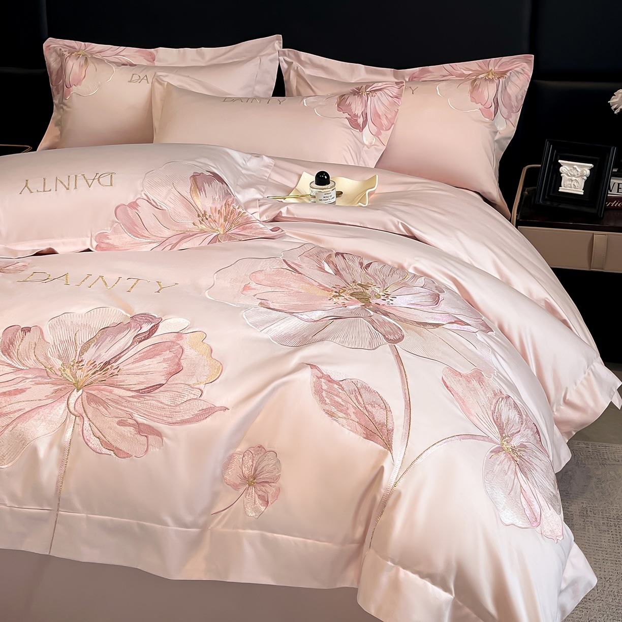 91家纺网 家纺一手货源 找家纺 置顶家纺 2026新款春夏亲肤刺绣艾媞系列四件套 艾媞-粉