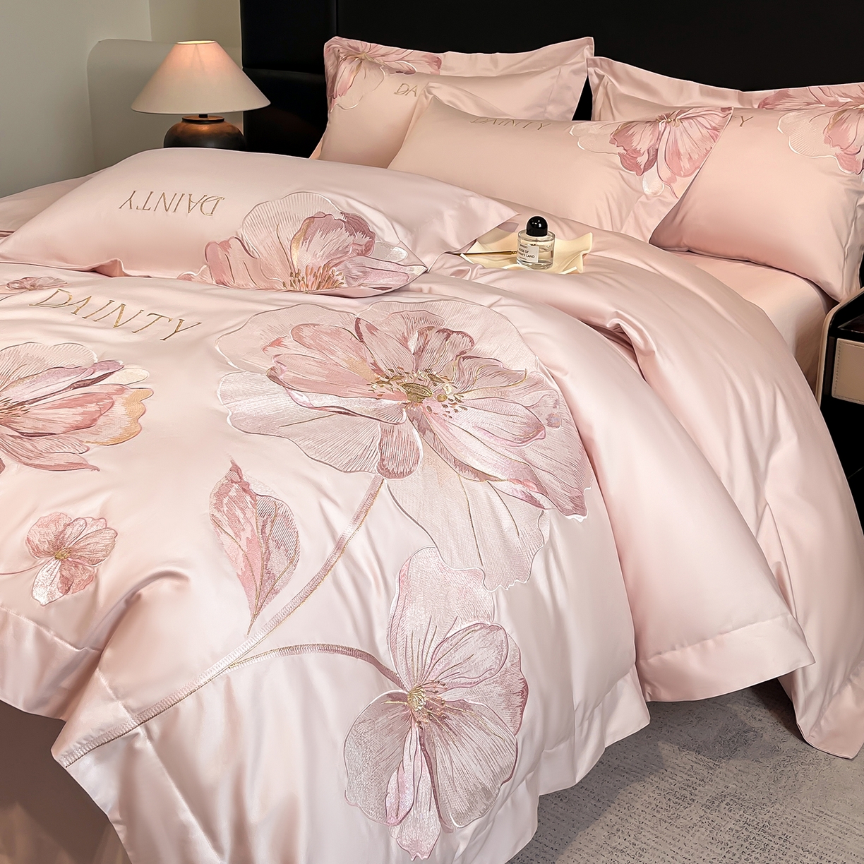 91家纺网 家纺一手货源 找家纺 置顶家纺 2026新款春夏亲肤刺绣艾媞系列四件套 艾媞-粉