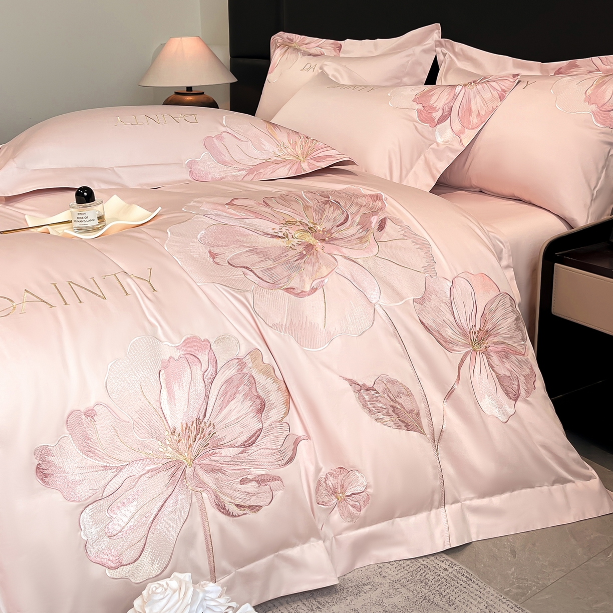 91家纺网 家纺一手货源 找家纺 置顶家纺 2026新款春夏亲肤刺绣艾媞系列四件套 艾媞-粉