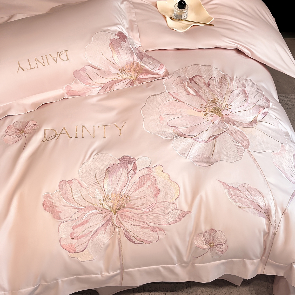 91家纺网 家纺一手货源 找家纺 置顶家纺 2026新款春夏亲肤刺绣艾媞系列四件套 艾媞-粉