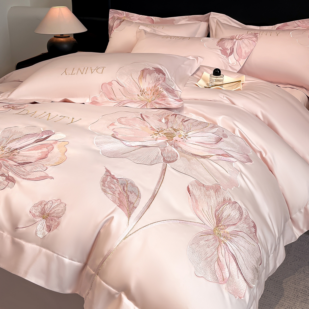 91家纺网 家纺一手货源 找家纺 置顶家纺 2026新款春夏亲肤刺绣艾媞系列四件套 艾媞-粉