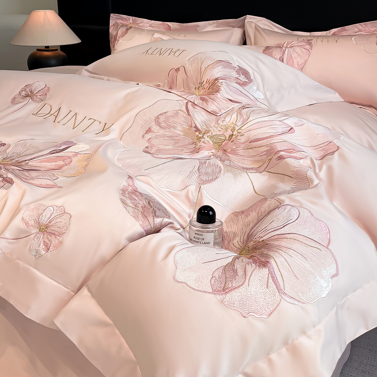 91家纺网 家纺一手货源 找家纺 置顶家纺 2026新款春夏亲肤刺绣艾媞系列四件套 艾媞-粉