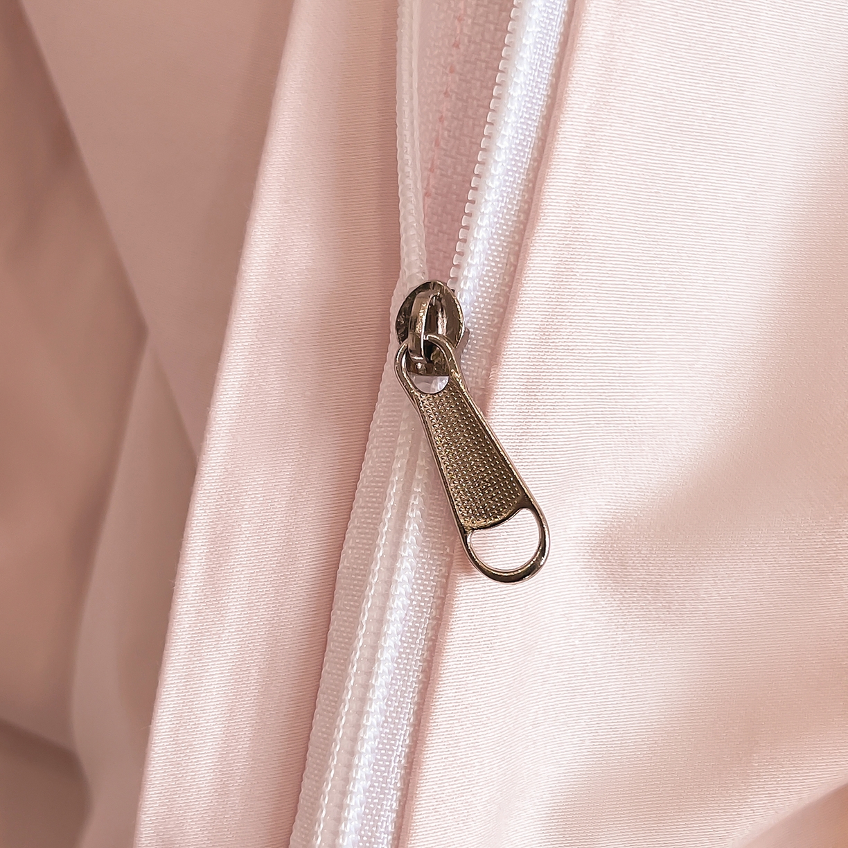 91家纺网 家纺一手货源 找家纺 置顶家纺 2026新款春夏亲肤刺绣艾媞系列四件套 艾媞-粉