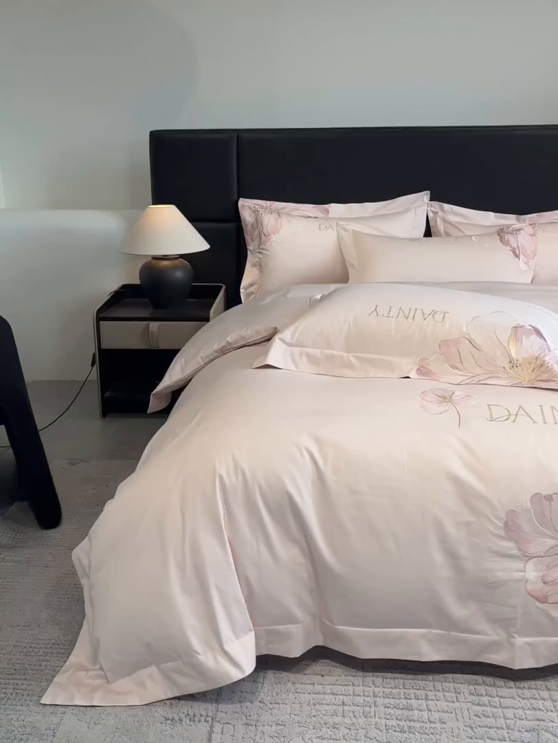 91家纺网 家纺一手货源 找家纺 置顶家纺 2026新款春夏亲肤刺绣艾媞系列四件套 艾媞-粉