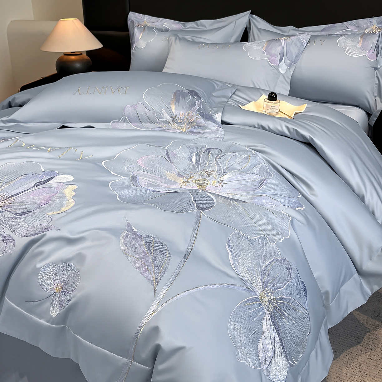 91家纺网 家纺一手货源 找家纺 置顶家纺 2026新款春夏亲肤刺绣艾媞系列四件套 艾媞-蓝