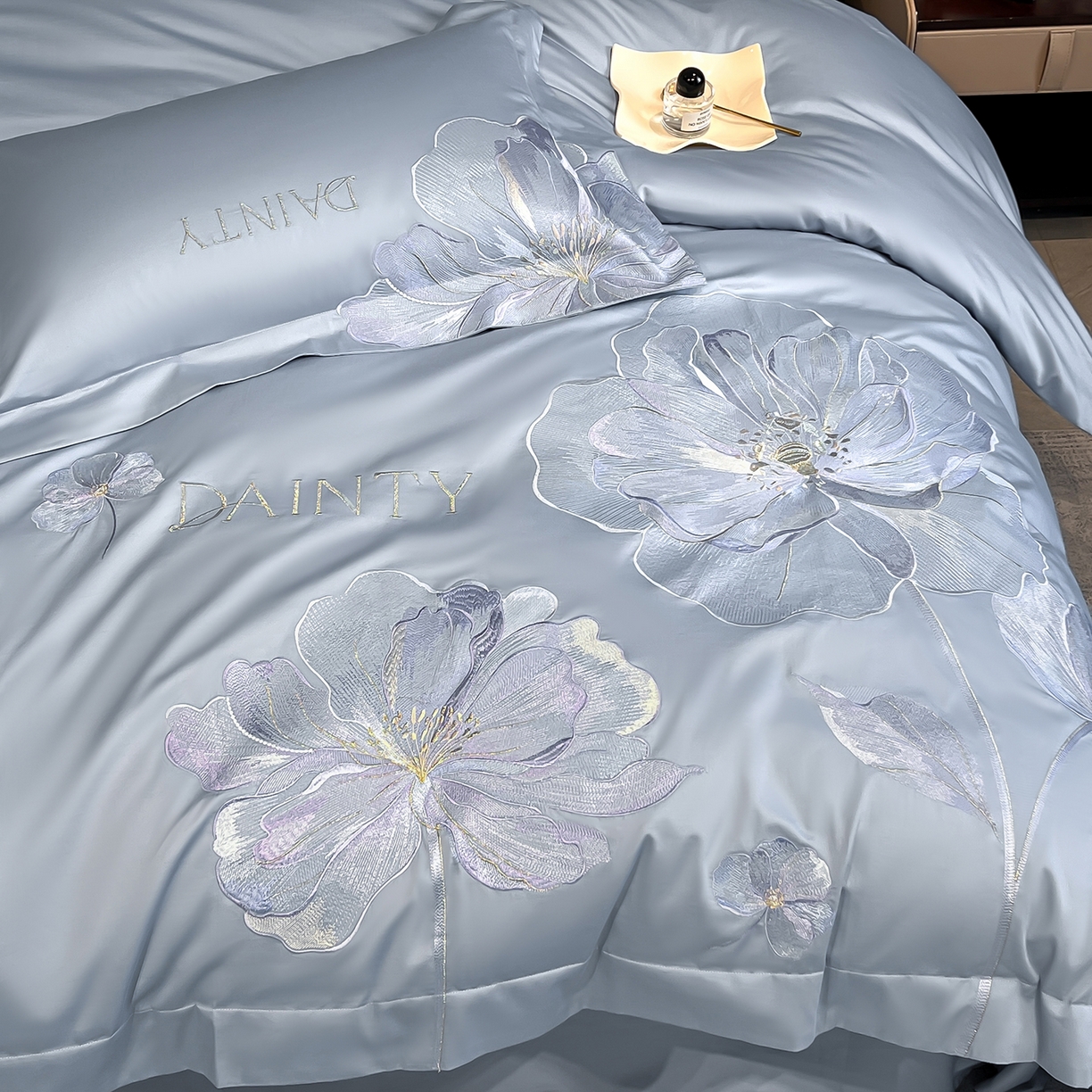 91家纺网 家纺一手货源 找家纺 置顶家纺 2026新款春夏亲肤刺绣艾媞系列四件套 艾媞-蓝