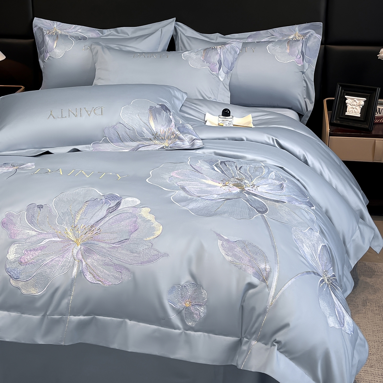 91家纺网 家纺一手货源 找家纺 置顶家纺 2026新款春夏亲肤刺绣艾媞系列四件套 艾媞-蓝