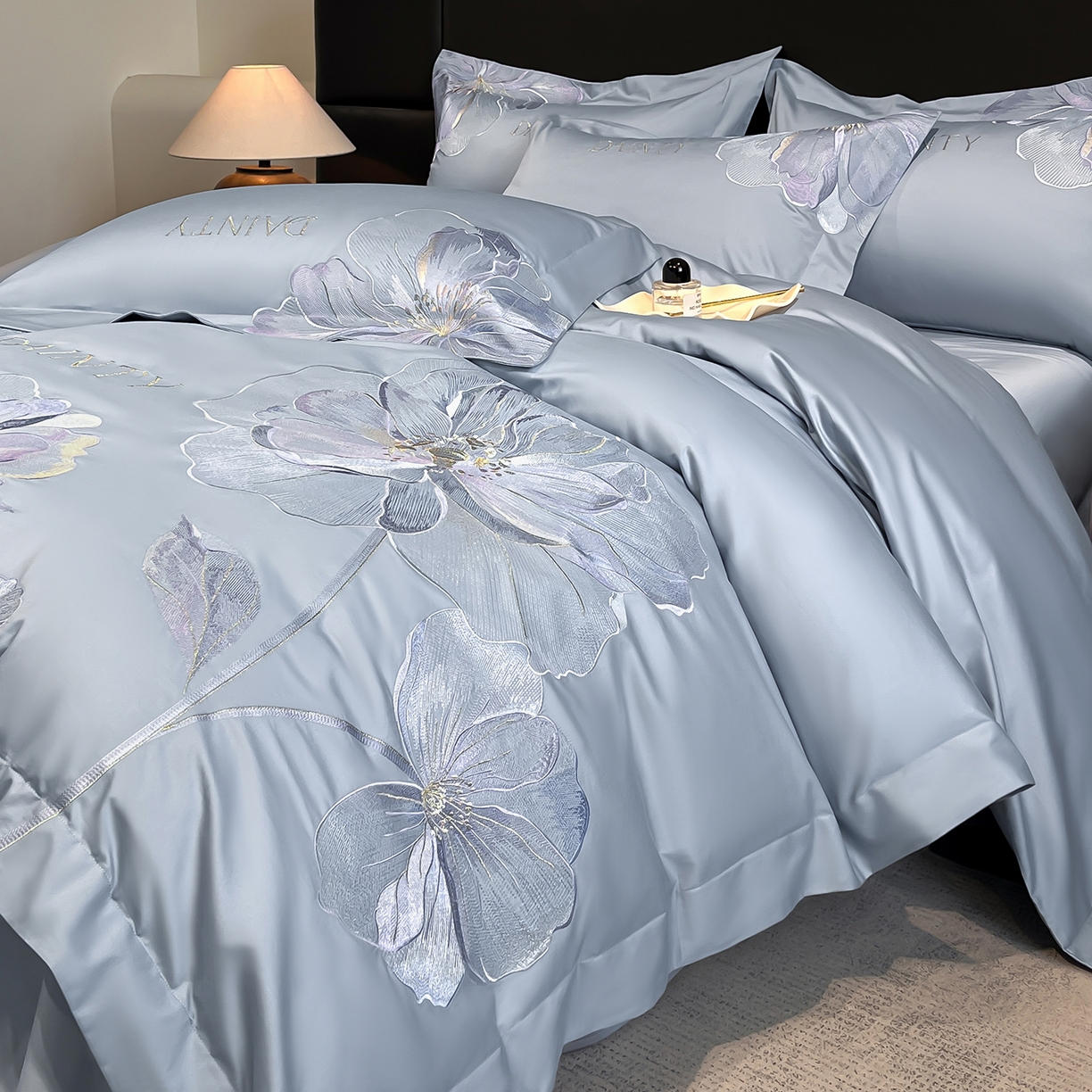 91家纺网 家纺一手货源 找家纺 置顶家纺 2026新款春夏亲肤刺绣艾媞系列四件套 艾媞-蓝