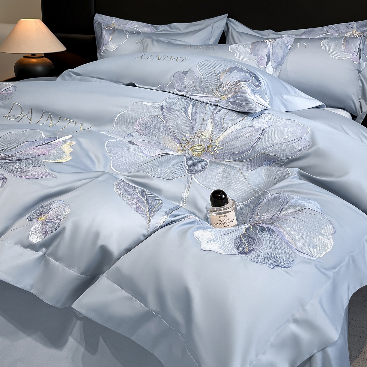 91家纺网 家纺一手货源 找家纺 置顶家纺 2026新款春夏亲肤刺绣艾媞系列四件套 艾媞-蓝