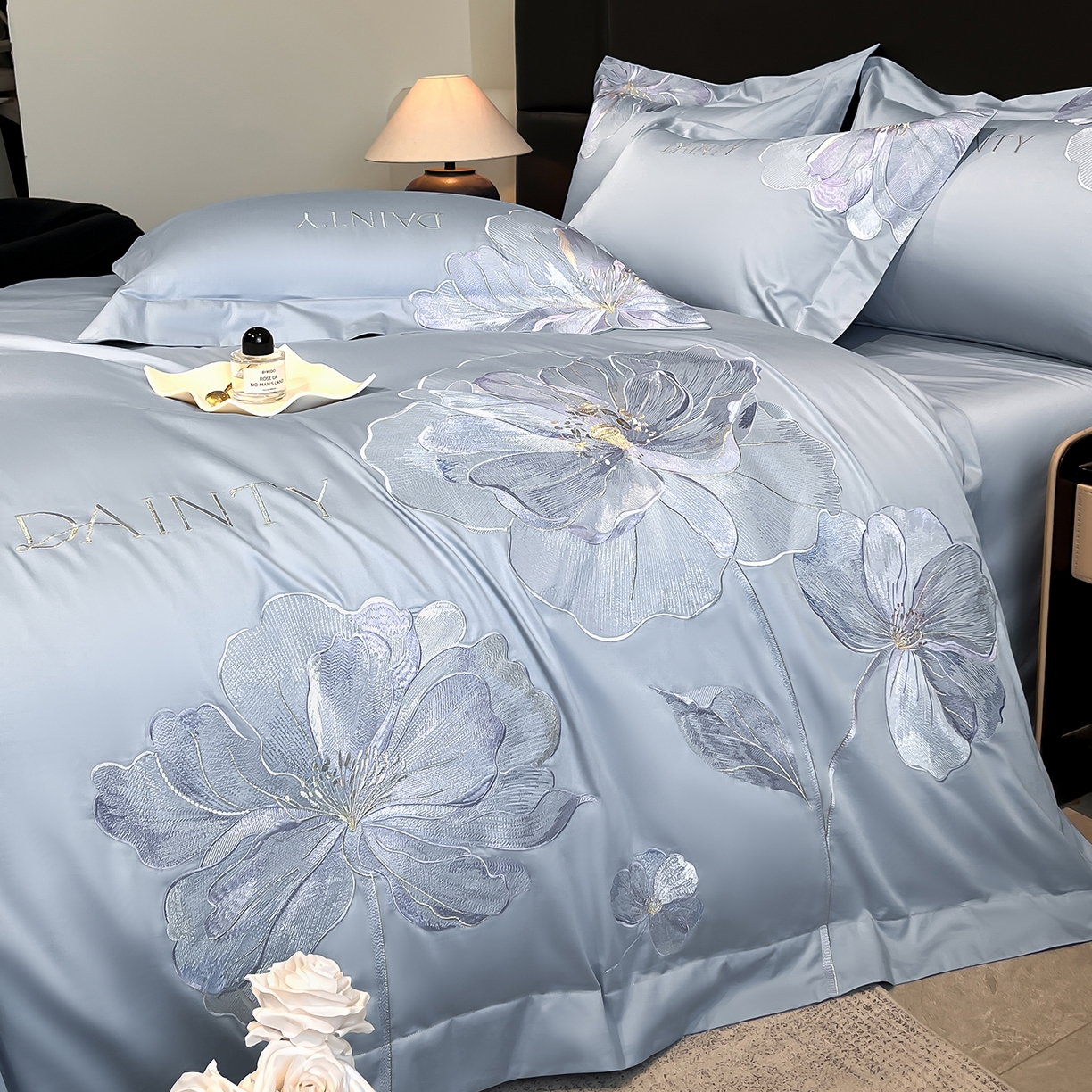 91家纺网 家纺一手货源 找家纺 置顶家纺 2026新款春夏亲肤刺绣艾媞系列四件套 艾媞-蓝