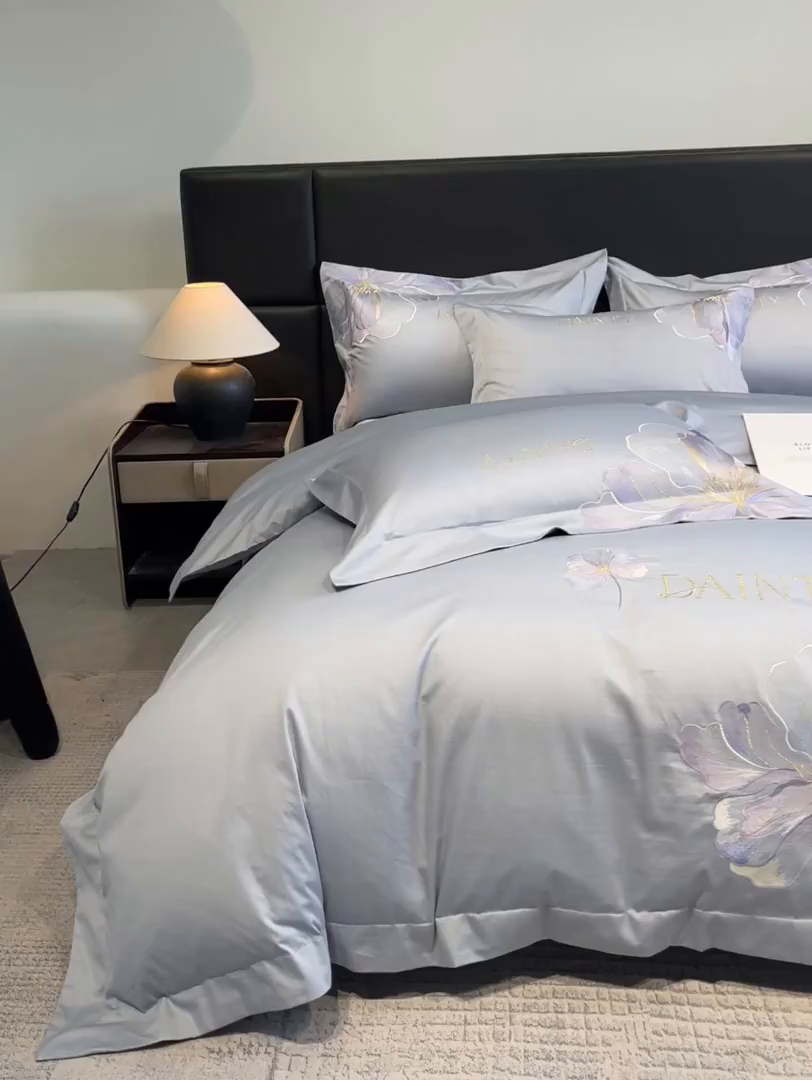 91家纺网 家纺一手货源 找家纺 置顶家纺 2026新款春夏亲肤刺绣艾媞系列四件套 艾媞-蓝