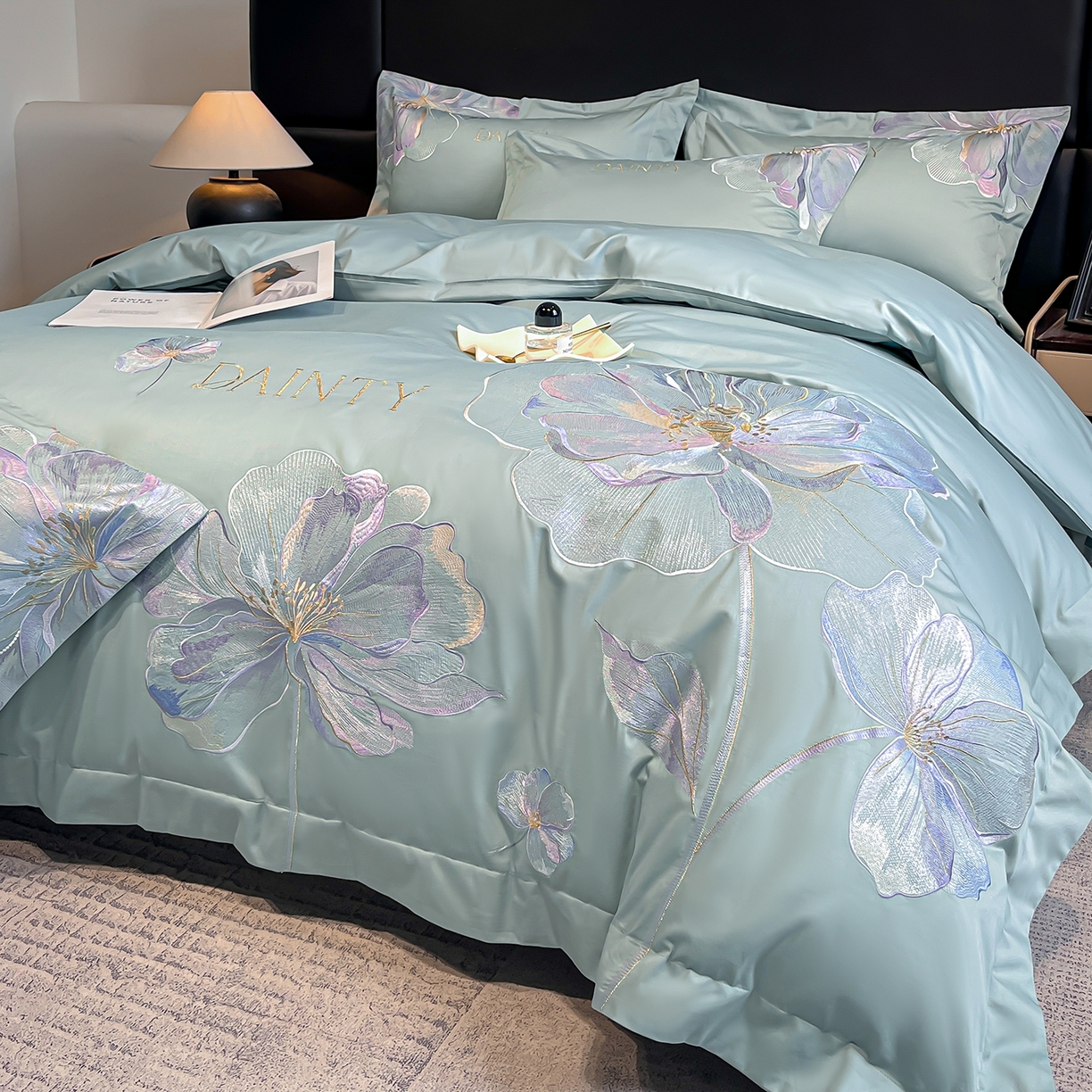 91家纺网 家纺一手货源 找家纺 置顶家纺 2026新款春夏亲肤刺绣艾媞系列四件套 艾媞-水蓝