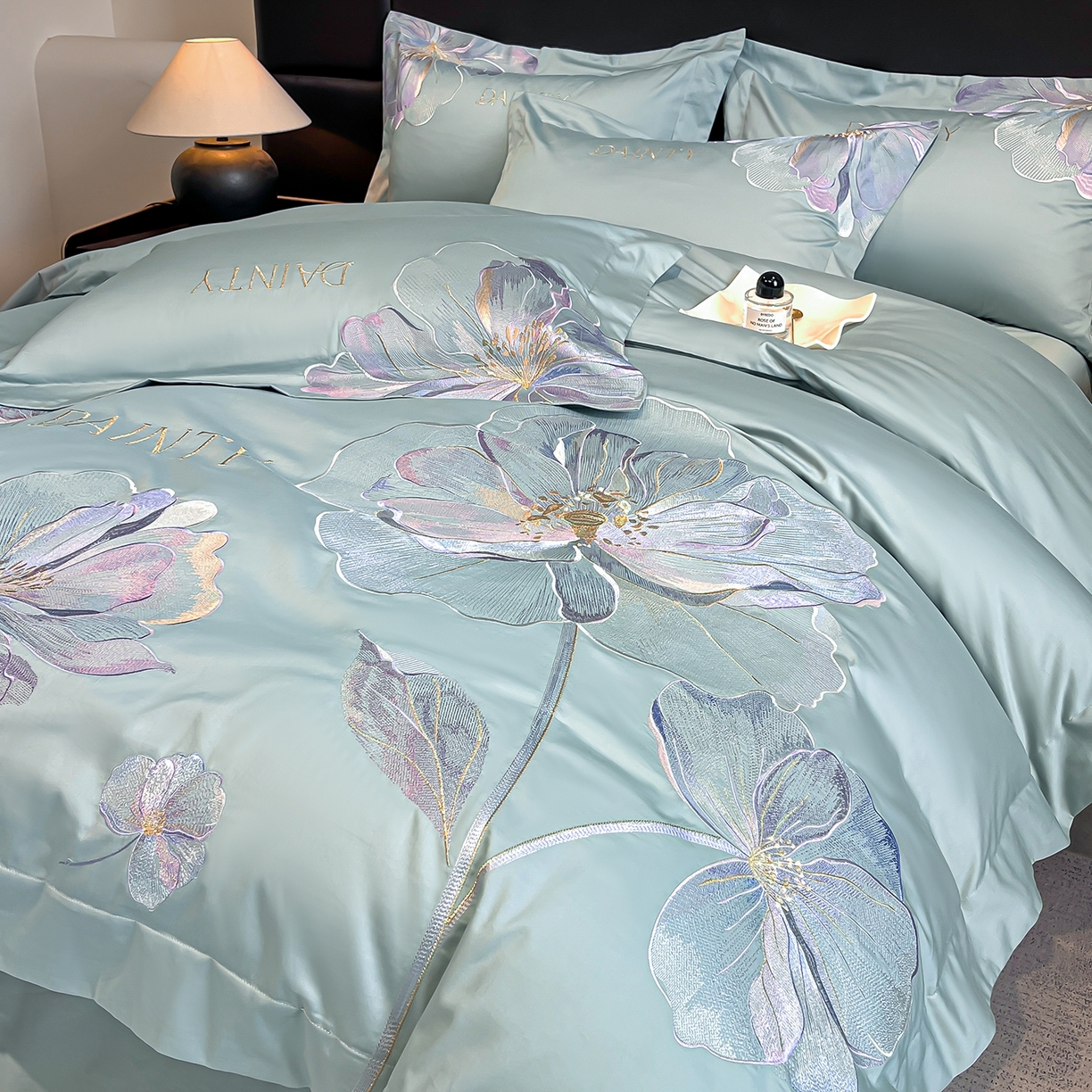 91家纺网 家纺一手货源 找家纺 置顶家纺 2026新款春夏亲肤刺绣艾媞系列四件套 艾媞-水蓝