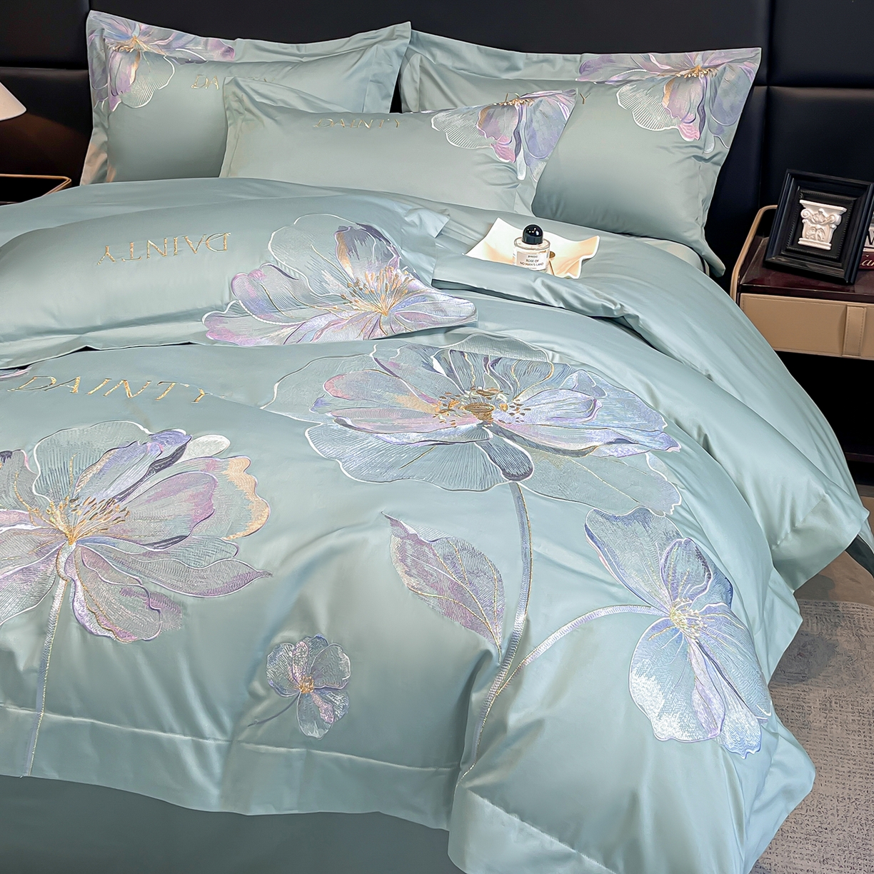 91家纺网 家纺一手货源 找家纺 置顶家纺 2026新款春夏亲肤刺绣艾媞系列四件套 艾媞-水蓝