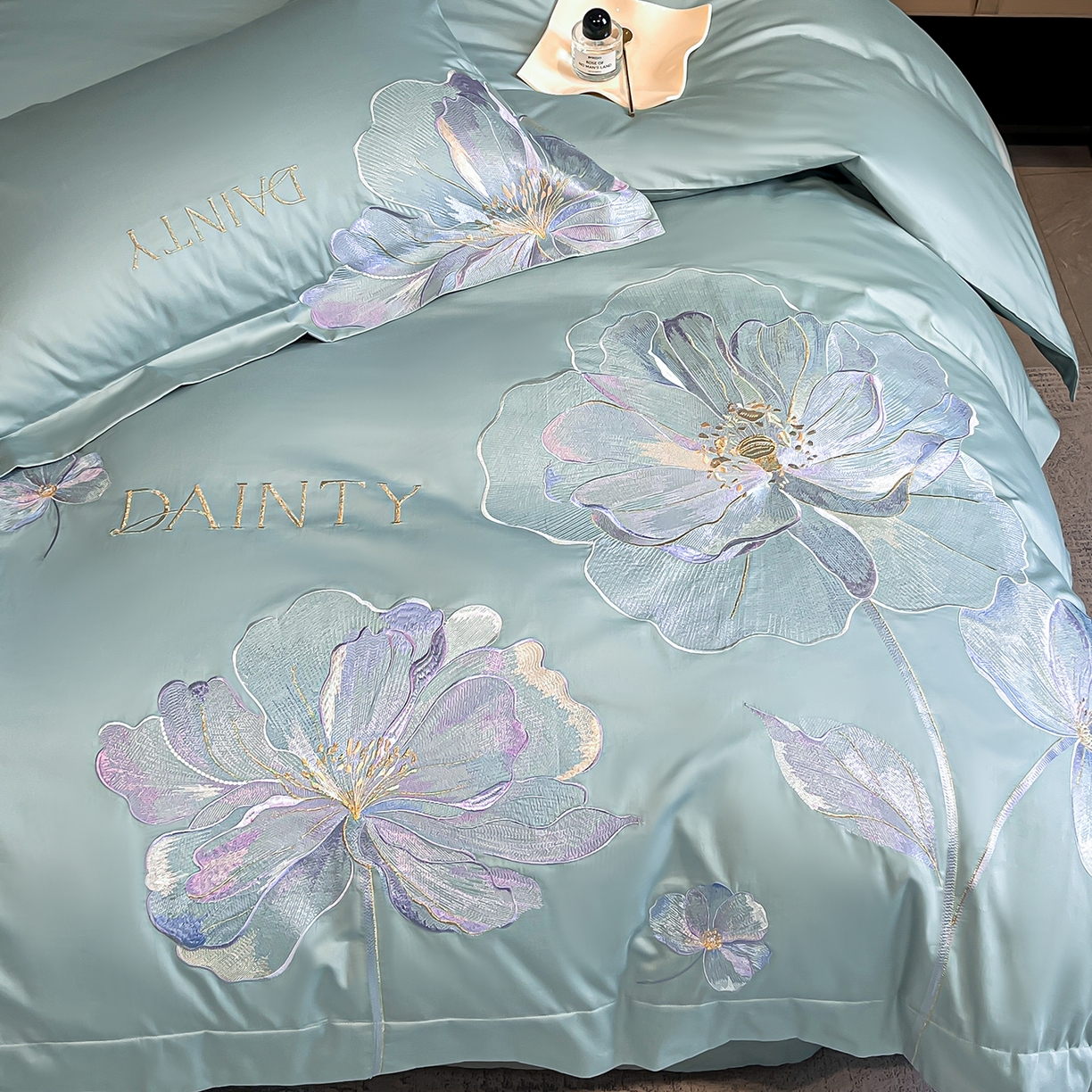 91家纺网 家纺一手货源 找家纺 置顶家纺 2026新款春夏亲肤刺绣艾媞系列四件套 艾媞-水蓝