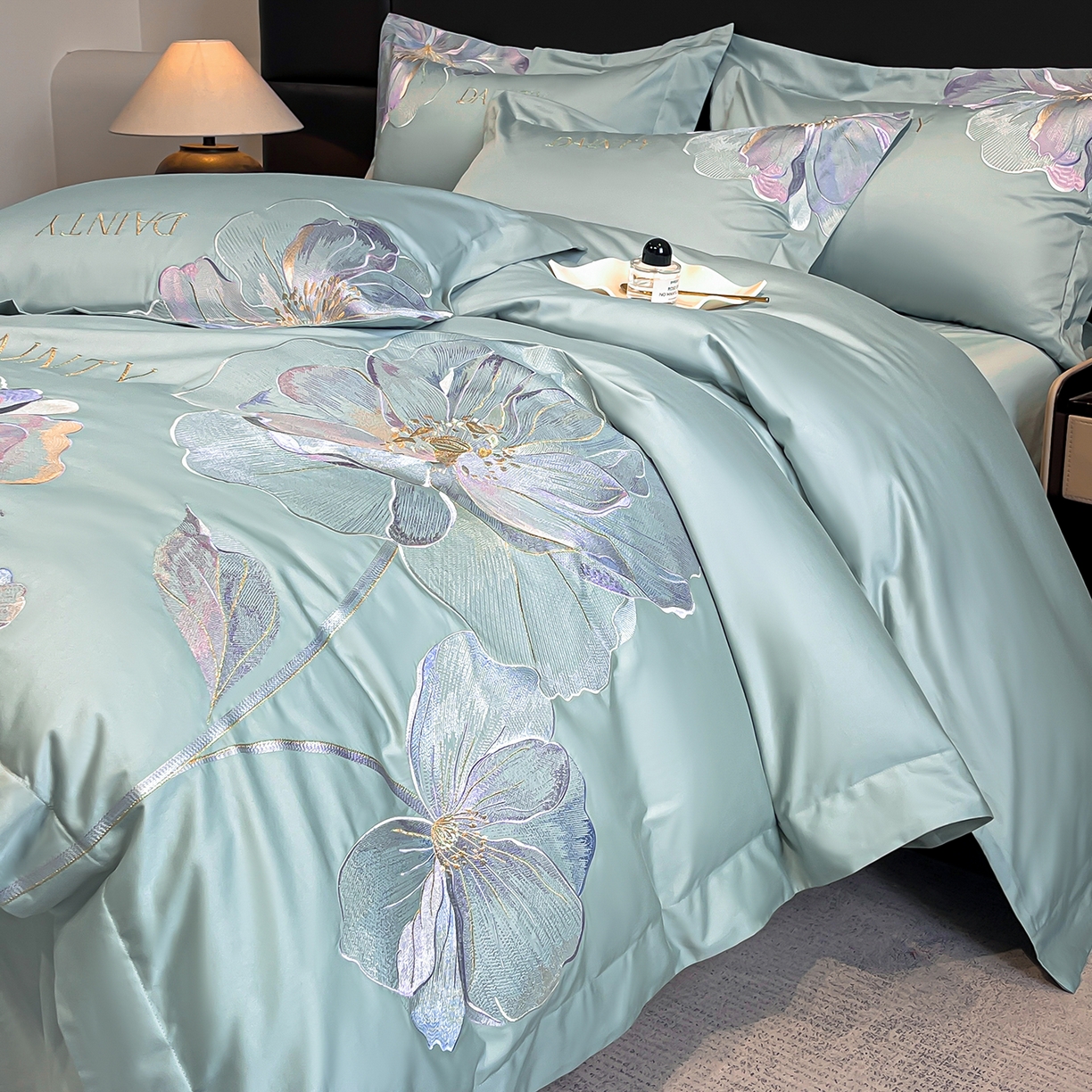 91家纺网 家纺一手货源 找家纺 置顶家纺 2026新款春夏亲肤刺绣艾媞系列四件套 艾媞-水蓝