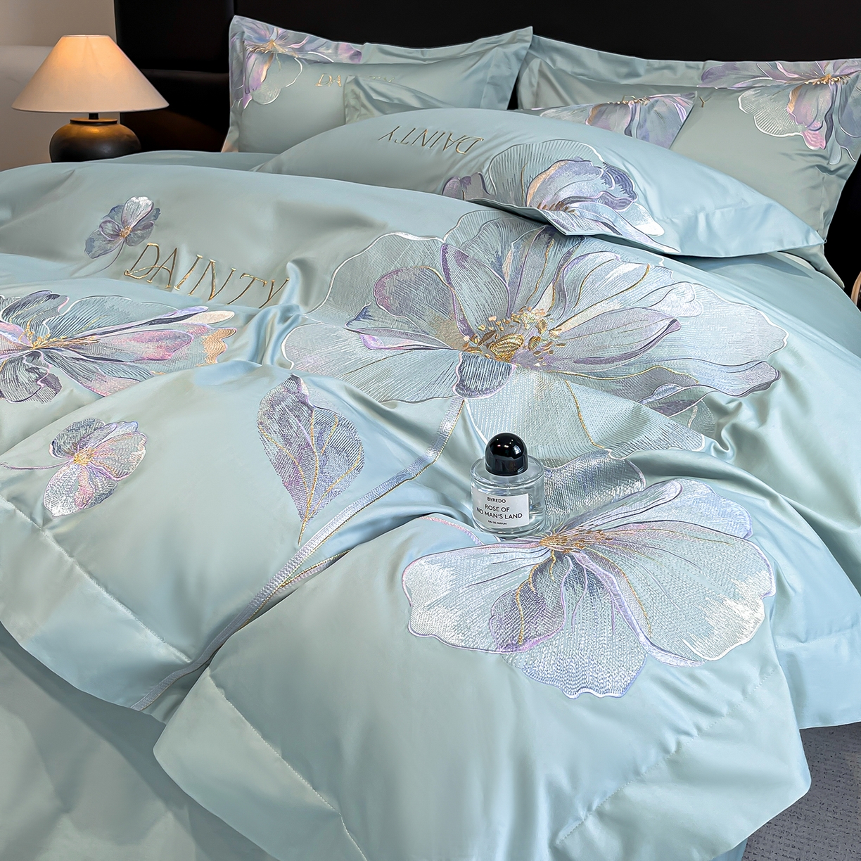 91家纺网 家纺一手货源 找家纺 置顶家纺 2026新款春夏亲肤刺绣艾媞系列四件套 艾媞-水蓝