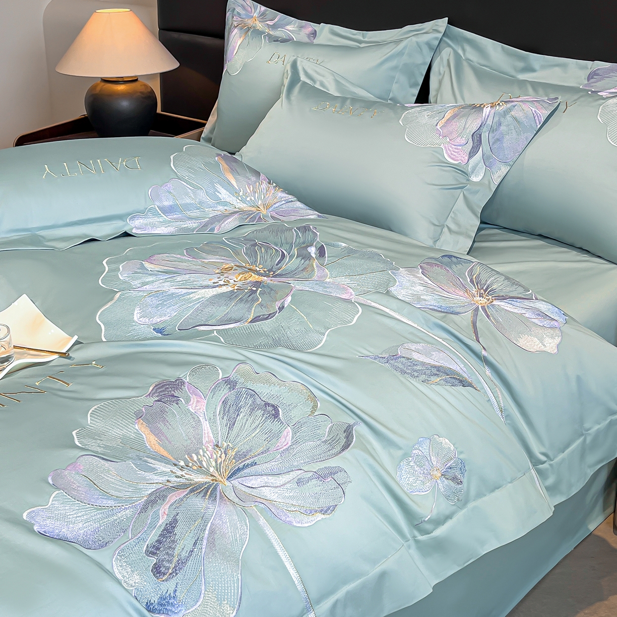 91家纺网 家纺一手货源 找家纺 置顶家纺 2026新款春夏亲肤刺绣艾媞系列四件套 艾媞-水蓝