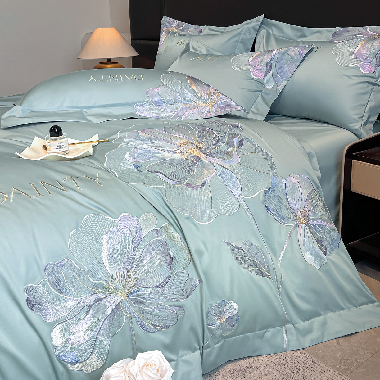 91家纺网 家纺一手货源 找家纺 置顶家纺 2026新款春夏亲肤刺绣艾媞系列四件套 艾媞-水蓝