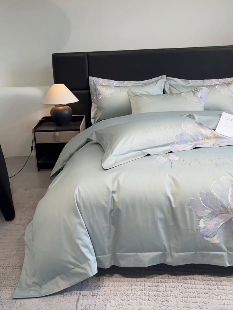 91家纺网 家纺一手货源 找家纺 置顶家纺 2026新款春夏亲肤刺绣艾媞系列四件套 艾媞-水蓝