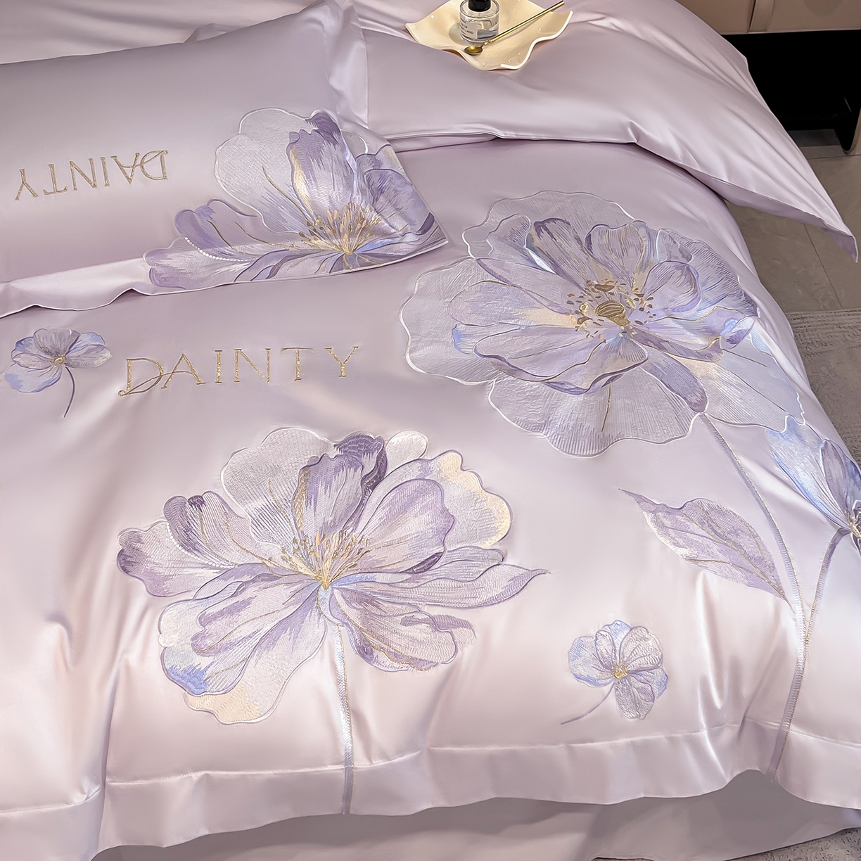 91家纺网 家纺一手货源 找家纺 置顶家纺 2026新款春夏亲肤刺绣艾媞系列四件套 艾媞-香芋紫