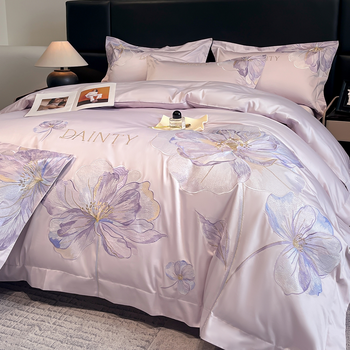 91家纺网 家纺一手货源 找家纺 置顶家纺 2026新款春夏亲肤刺绣艾媞系列四件套 艾媞-香芋紫