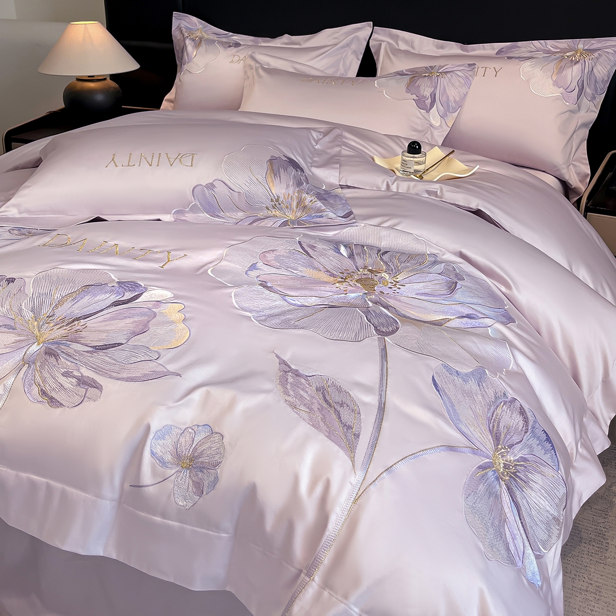 91家纺网 家纺一手货源 找家纺 置顶家纺 2026新款春夏亲肤刺绣艾媞系列四件套 艾媞-香芋紫