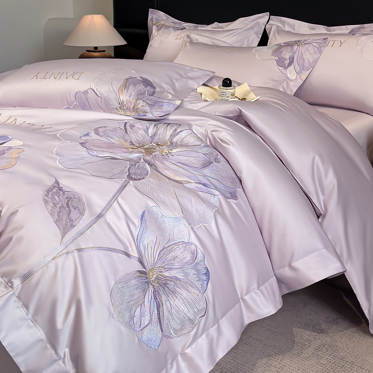 91家纺网 家纺一手货源 找家纺 置顶家纺 2026新款春夏亲肤刺绣艾媞系列四件套 艾媞-香芋紫