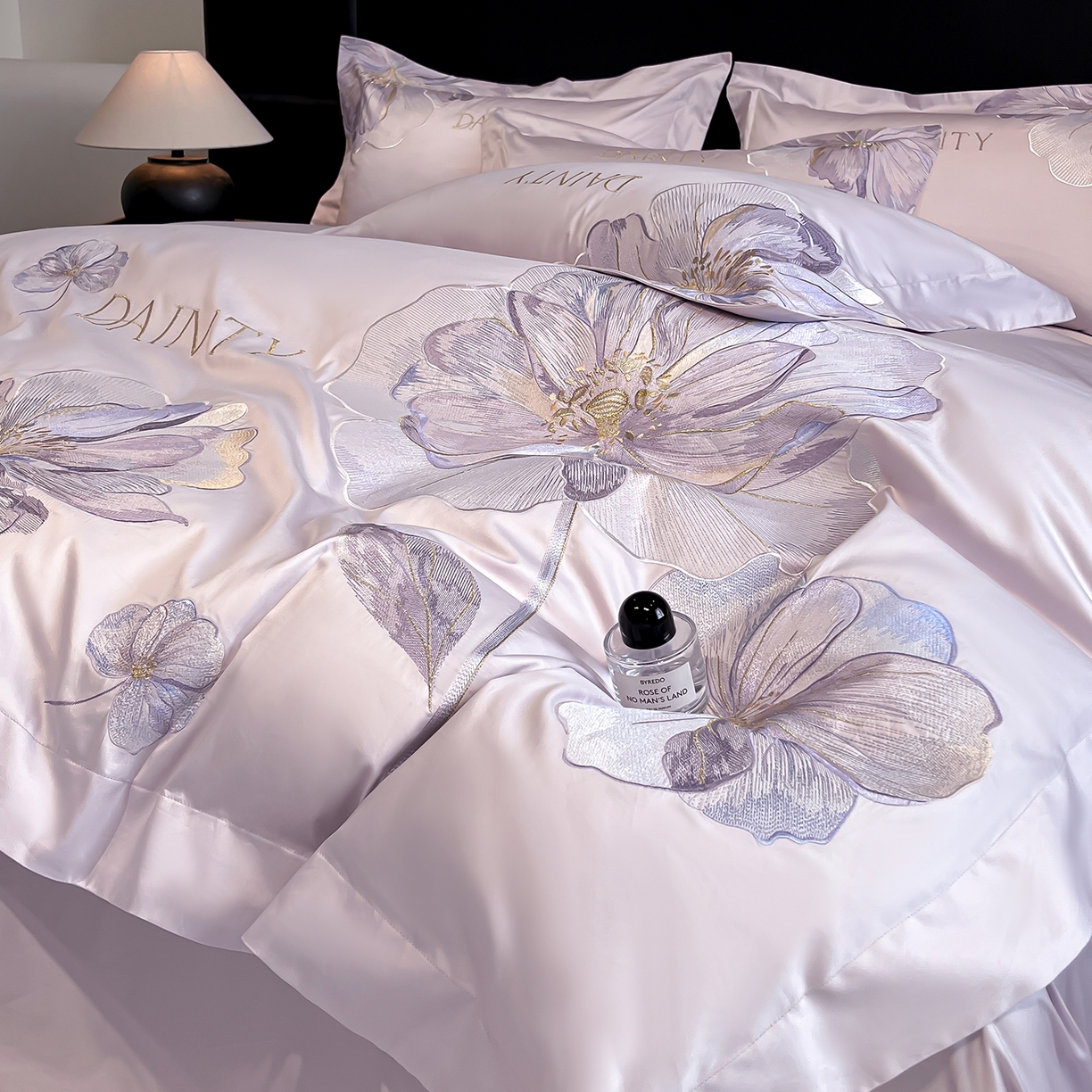 91家纺网 家纺一手货源 找家纺 置顶家纺 2026新款春夏亲肤刺绣艾媞系列四件套 艾媞-香芋紫