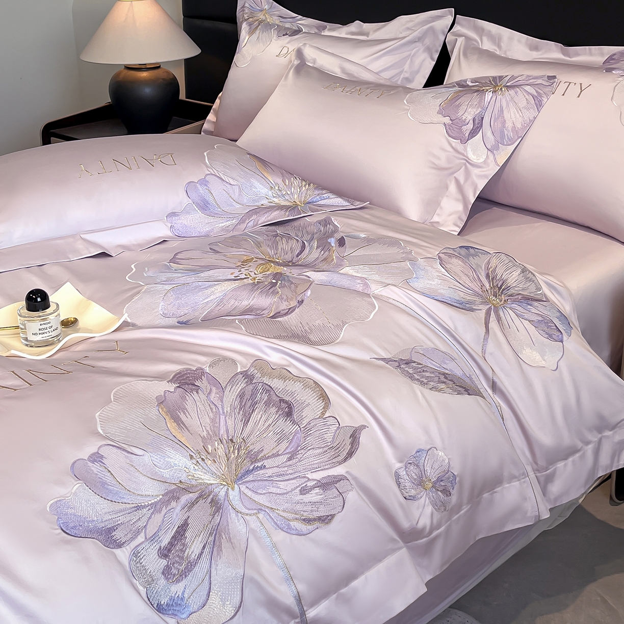 91家纺网 家纺一手货源 找家纺 置顶家纺 2026新款春夏亲肤刺绣艾媞系列四件套 艾媞-香芋紫