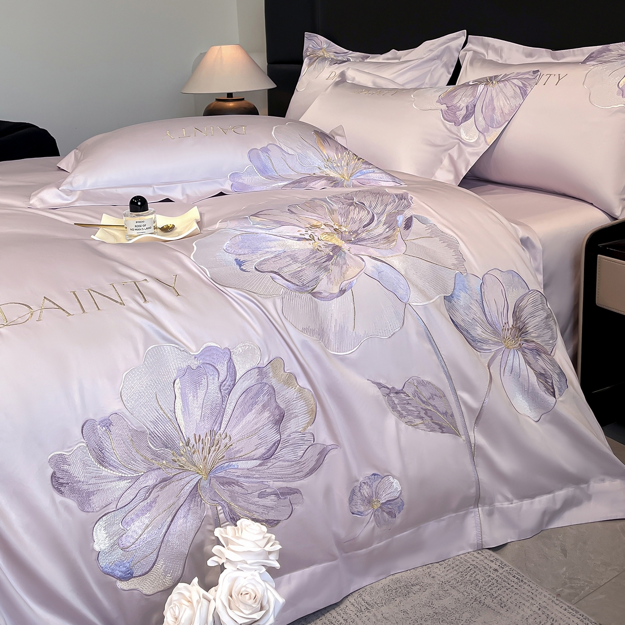 91家纺网 家纺一手货源 找家纺 置顶家纺 2026新款春夏亲肤刺绣艾媞系列四件套 艾媞-香芋紫