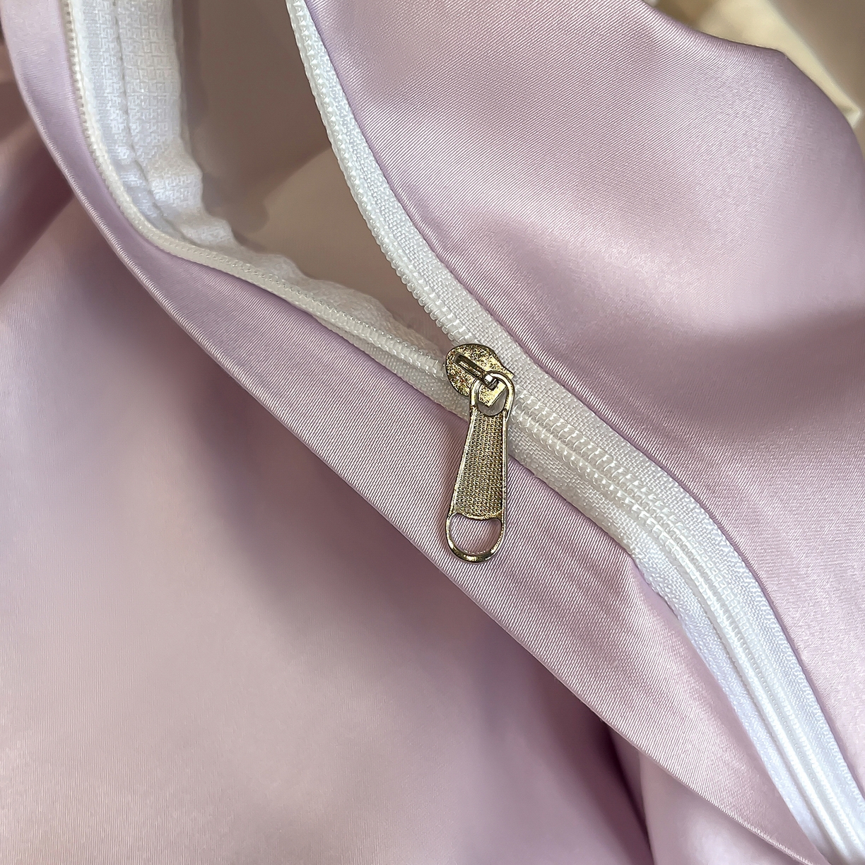 91家纺网 家纺一手货源 找家纺 置顶家纺 2026新款春夏亲肤刺绣艾媞系列四件套 艾媞-香芋紫