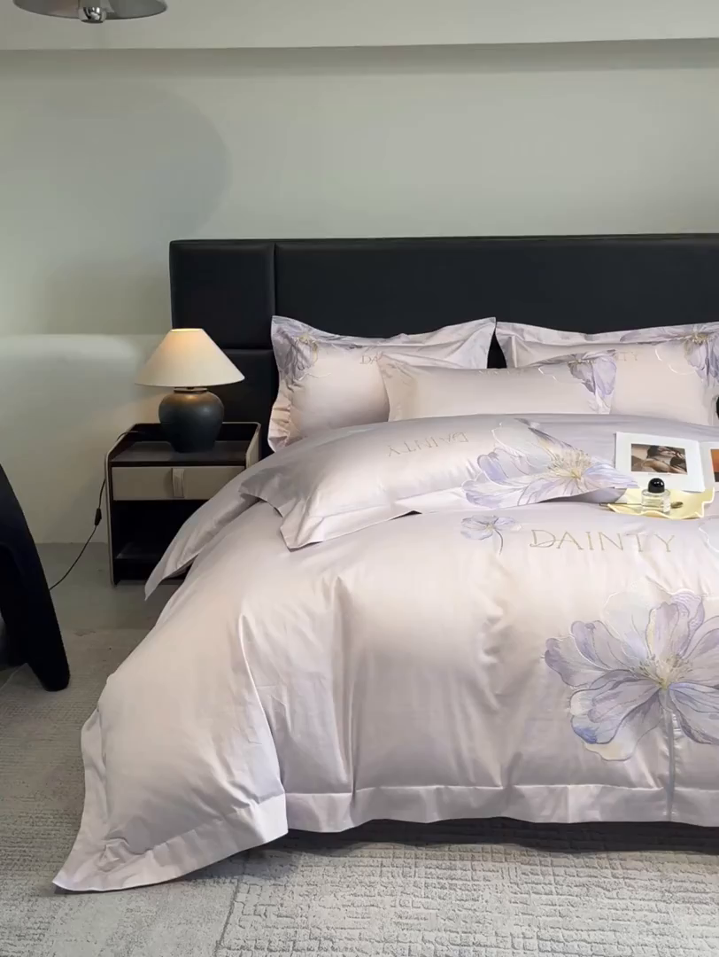 91家纺网 家纺一手货源 找家纺 置顶家纺 2026新款春夏亲肤刺绣艾媞系列四件套 艾媞-香芋紫