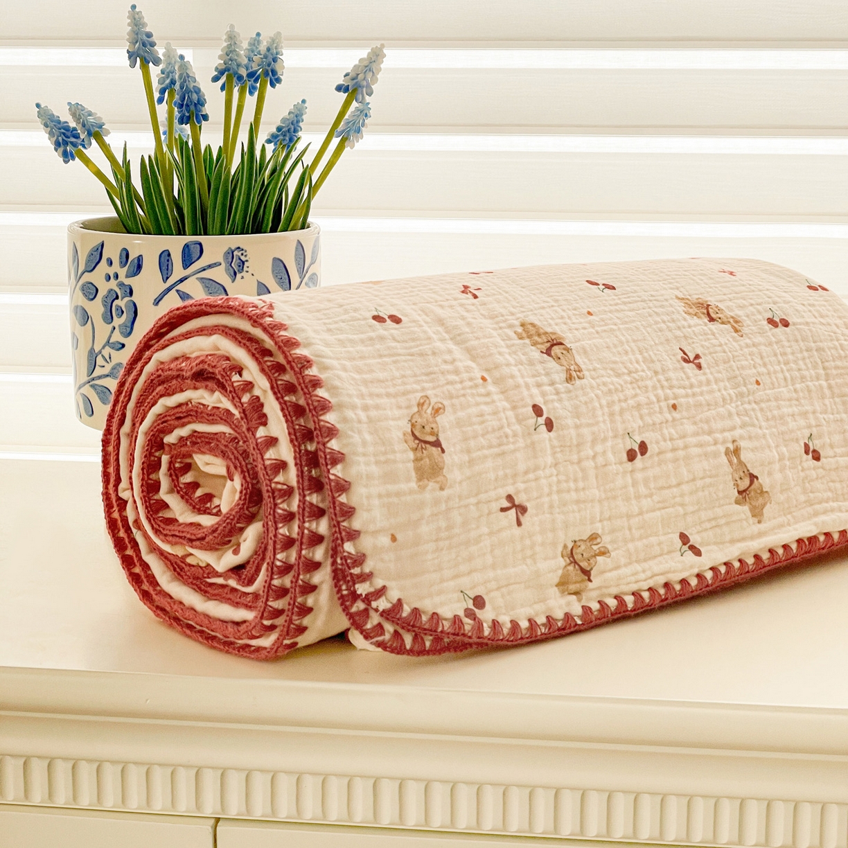 91家纺网 家纺一手货源 找家纺 优被业 2026新款A类全棉双层纱布毯夏被毯盖毯婴儿包被 樱桃小兔