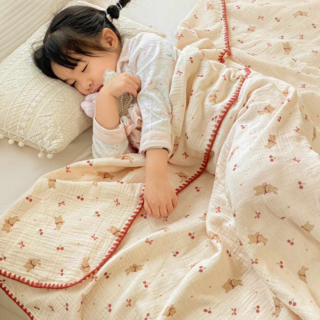 91家纺网 家纺一手货源 找家纺 优被业 2026新款A类全棉双层纱布毯夏被毯盖毯婴儿包被 樱桃小兔